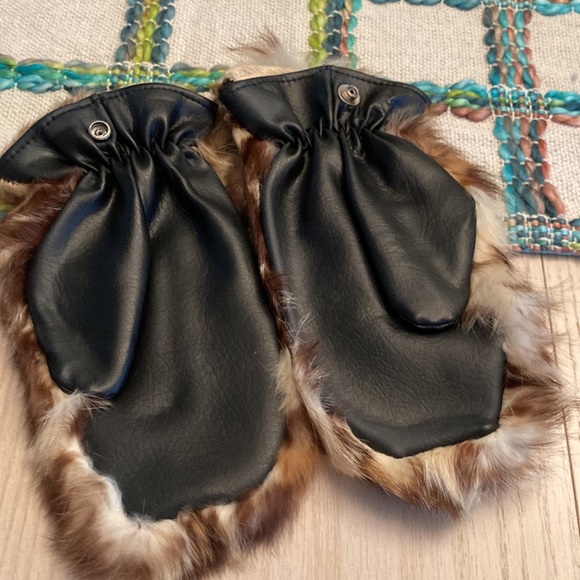 VINTAGE genuine rabbit fur mittens with snaps - Picture 2 of 5
